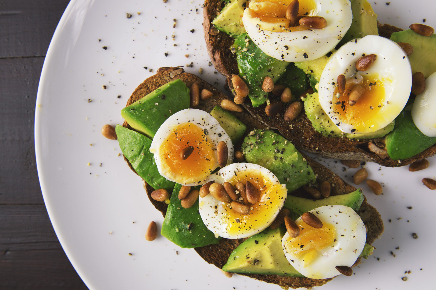Advocado bread with eggs