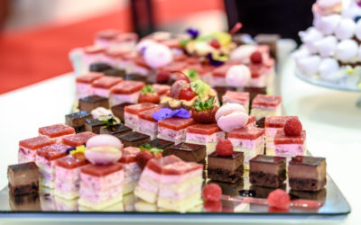 Strawberry cake & macarons