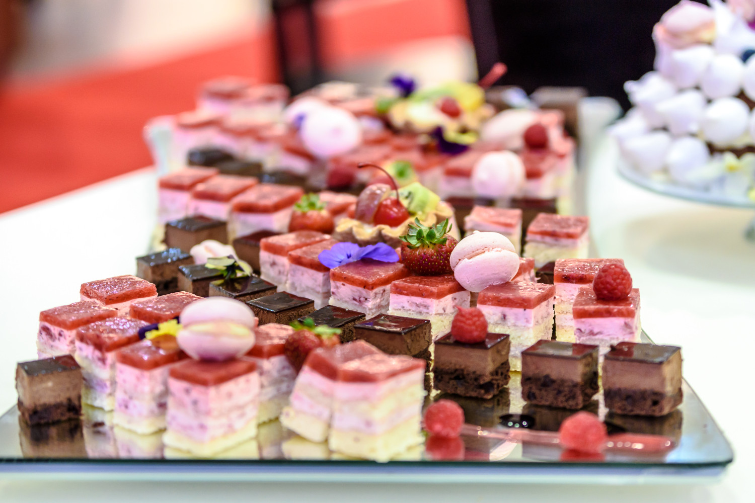 Strawberry cake & macarons