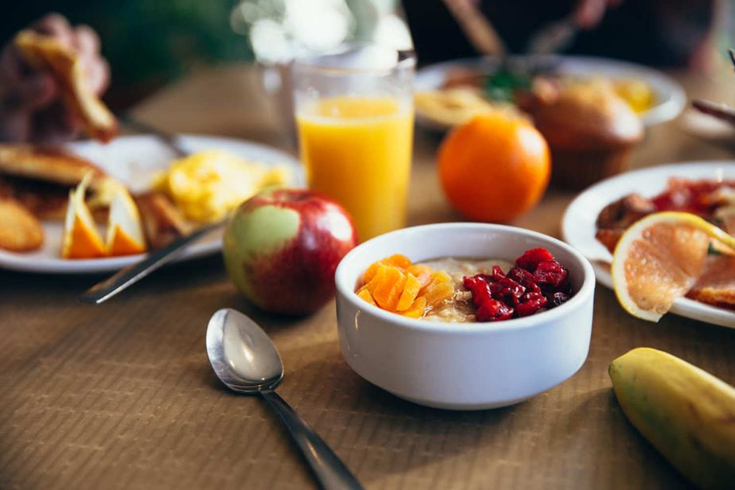 Baked fruits with yoghurt